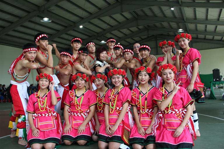 與仁愛國中校長合影